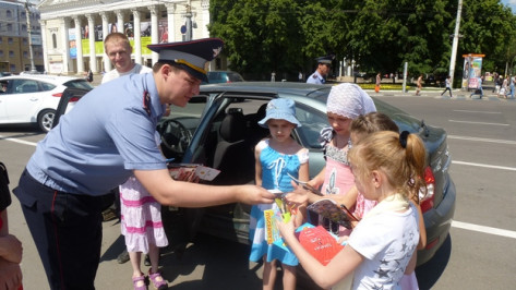 Сотрудники городского ГИБДД дарили водителям детские автокресла и раздавали листовки о безопасности дорожного движения