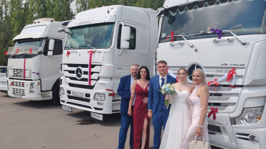 Воронежец и его невеста из Беларуси приехали в ЗАГС на белых фурах
