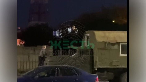 В центре Воронежа двое детей разгромили грузовик