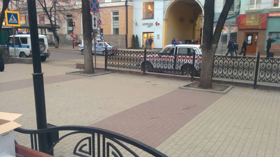 Кольцовский сквер в центре Воронежа оцепили полиция и МЧС из-за сообщения о бомбе
