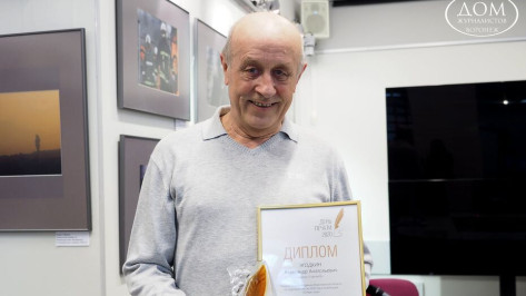 Губернатор поздравил воронежского журналиста Александра Ягодкина с 70-летием