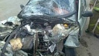 В Семилуках «ВАЗ» на полной скорости врезался в «КамАЗ»