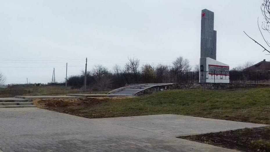 В новохоперском поселке Долиновский отремонтировали памятник погибшим в годы ВОВ землякам