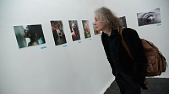 Воронежцы увидели картины современных художников и трещины в стенах