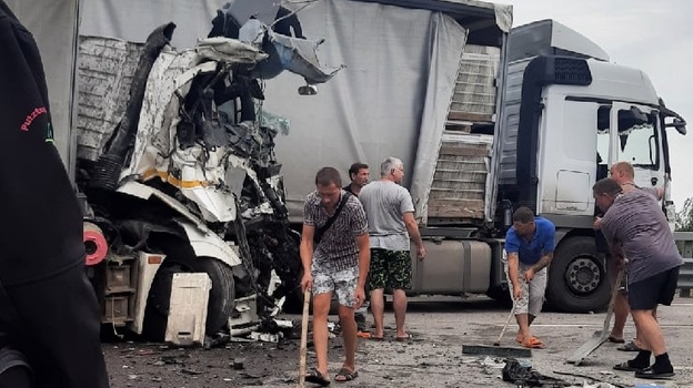 Серьезная авария с большегрузами спровоцировала пробку на окружной дороге в Воронеже