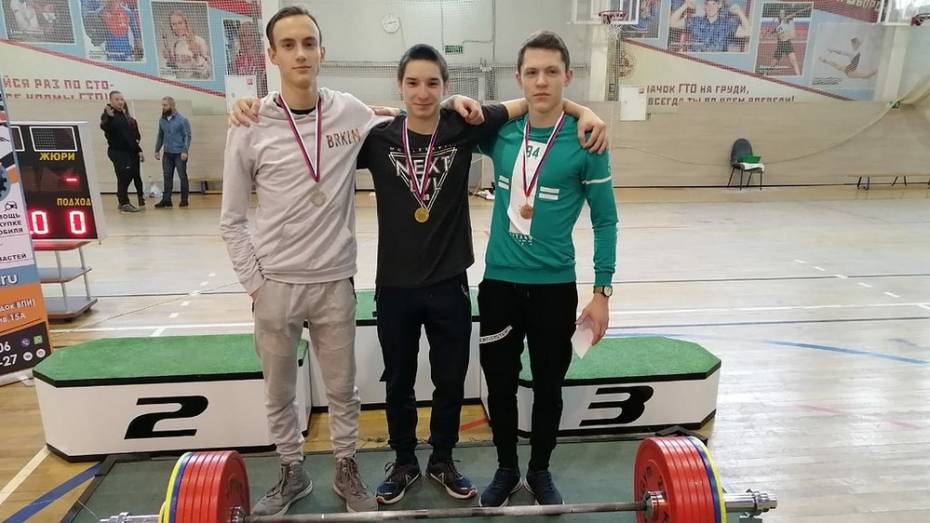 Аннинский тяжелоатлет завоевал «золото» областного чемпионата по пауэрлифтингу