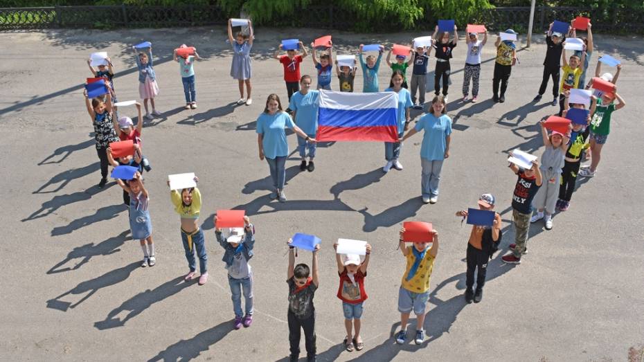 В Калаче волонтеры ко Дню России выстроились в форме сердца