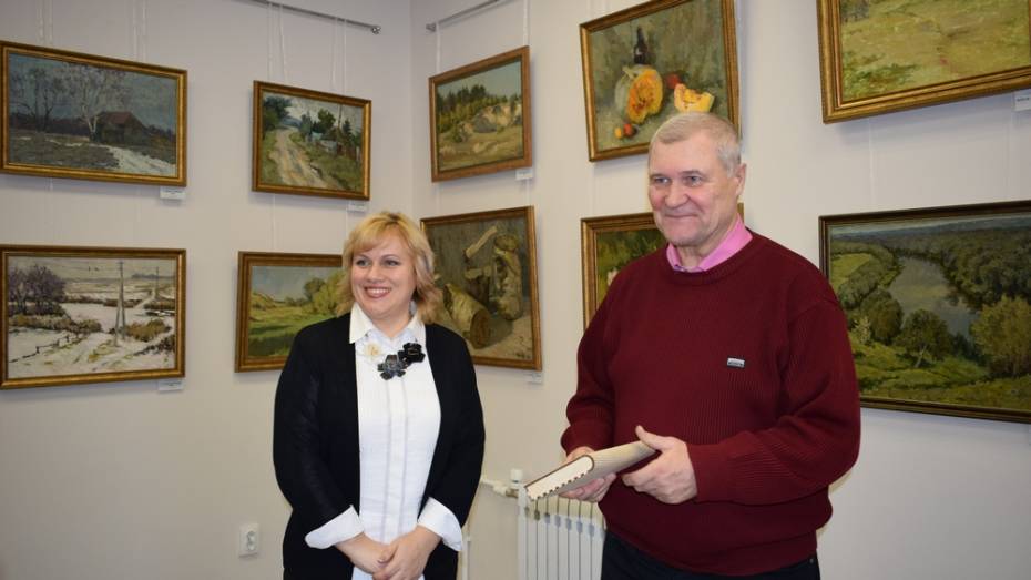 Уроженец Борисоглебского округа подарил сельскому культурно-досуговому центру 58 картин