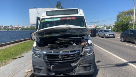 Четыре пассажира маршрутки №20 пострадали в ДТП на Чернавском мосту в Воронеже