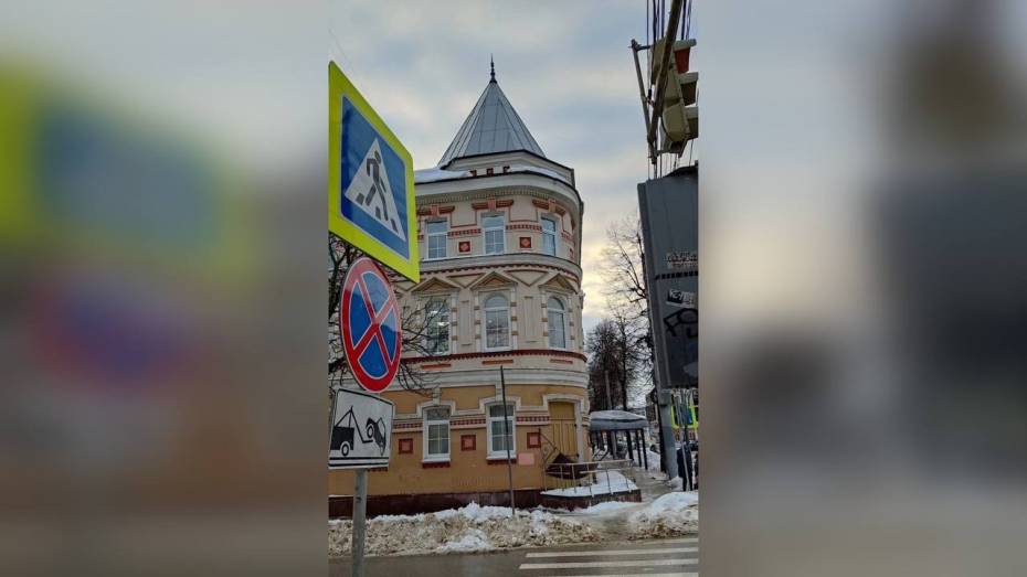 «Снесло крышу»: снег сломал козырек на здании управления ЖКХ Воронежа