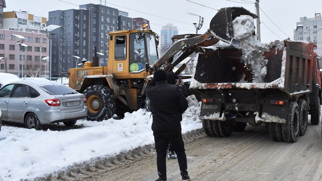 Парковку возле благоустроенного сквера в Воронеже захватили и сделали платной