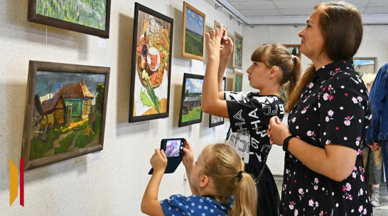 В Бутурлиновке открыли выставку студенческих работ с всероссийского пленэра