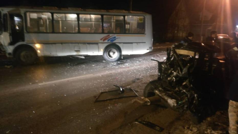 В Воронеже водитель «четырнадцатой» врезался в пассажирский автобус и сбежал