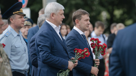 Воронежский губернатор возложил цветы к памятнику воинам-интернационалистам в День ВДВ