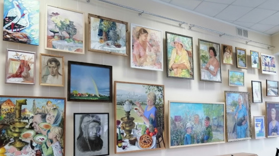 В Россоши открылась семейная выставка картин