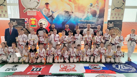 Верхнехавские каратисты взяли 2 золотые медали на соревнованиях в Липецке