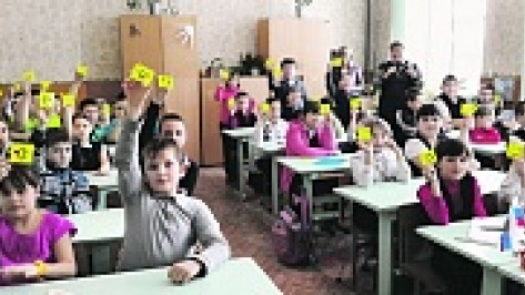 В Панинском районе инспекторы ГИБДД раздали детям тысячу фликеров