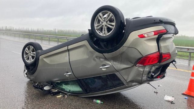 KIA Sportage врезалась в ограждение и перевернулась на трассе М-4 «Дон» под Воронежем