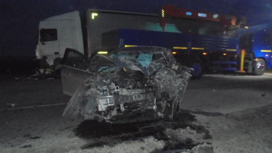 В Воронежской области на «встречке» столкнулись Ford Focus и фура: 2 погибших