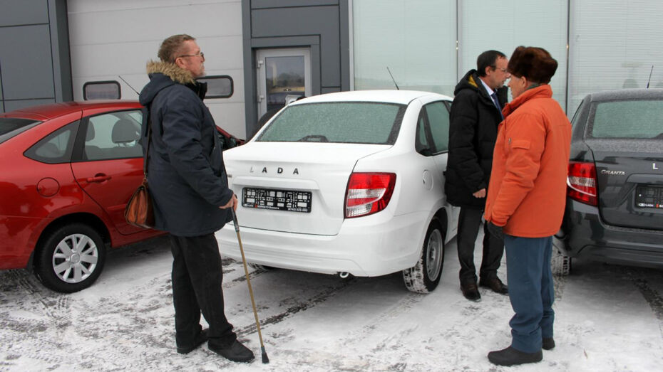 Пострадавшим на производстве жителям Воронежской области вручили ключи от Lada Granta