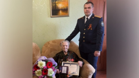 В Республике Коми следователи поздравили воронежского ветерана ВОВ