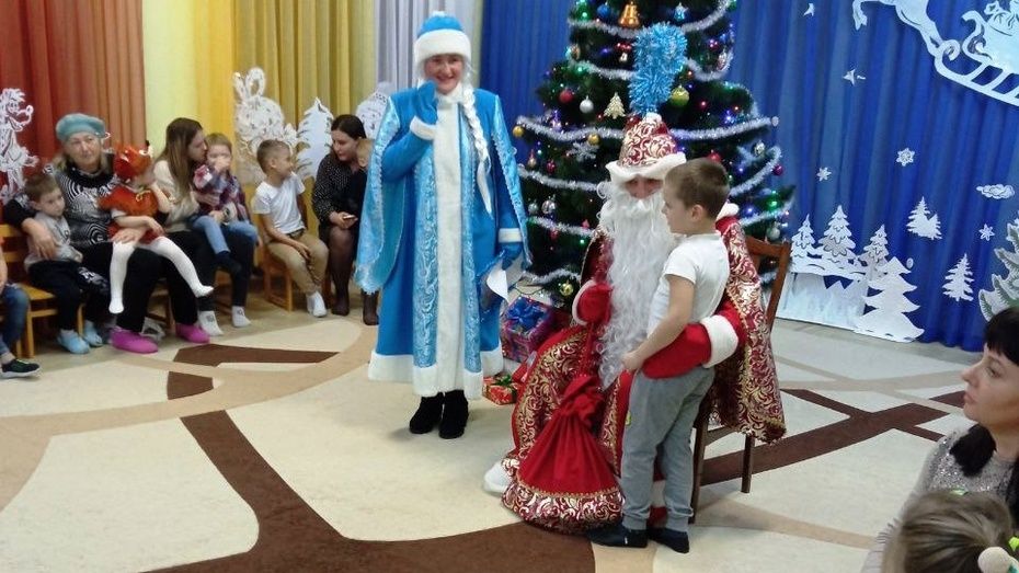 Хохольцы передали новогодние подарки детям из Меловского района ЛНР