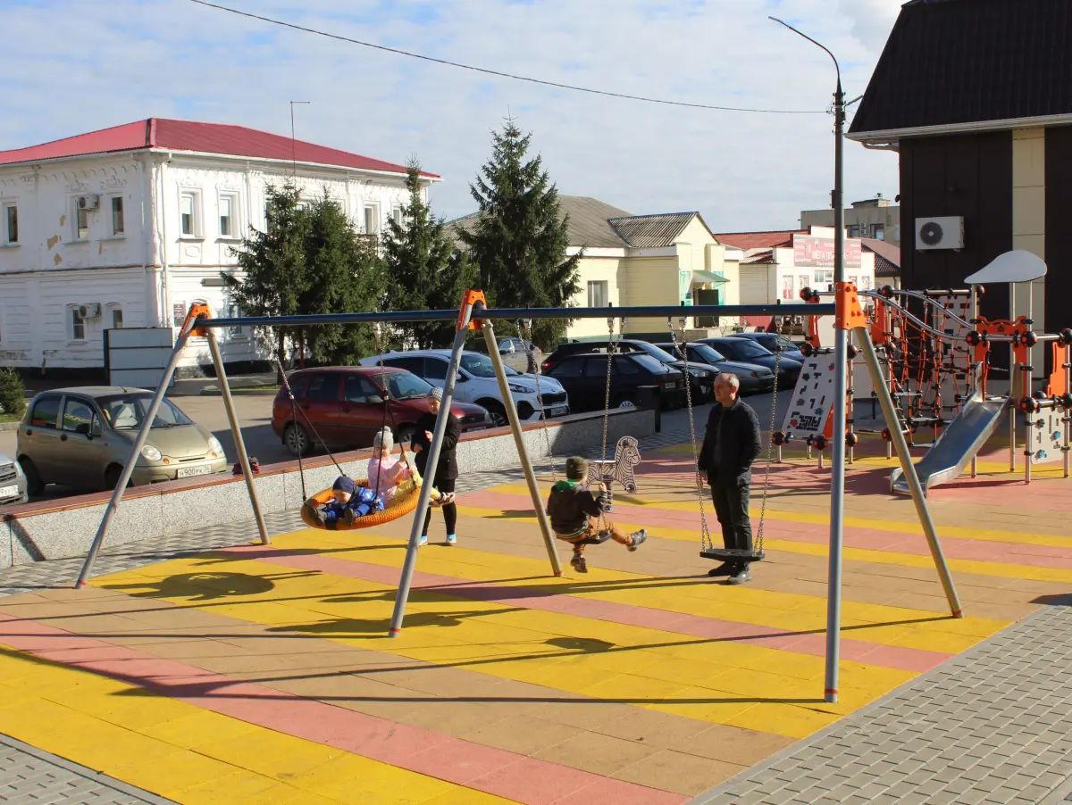 В поселке Ольховатка обустроили пешеходную зону и детскую площадку