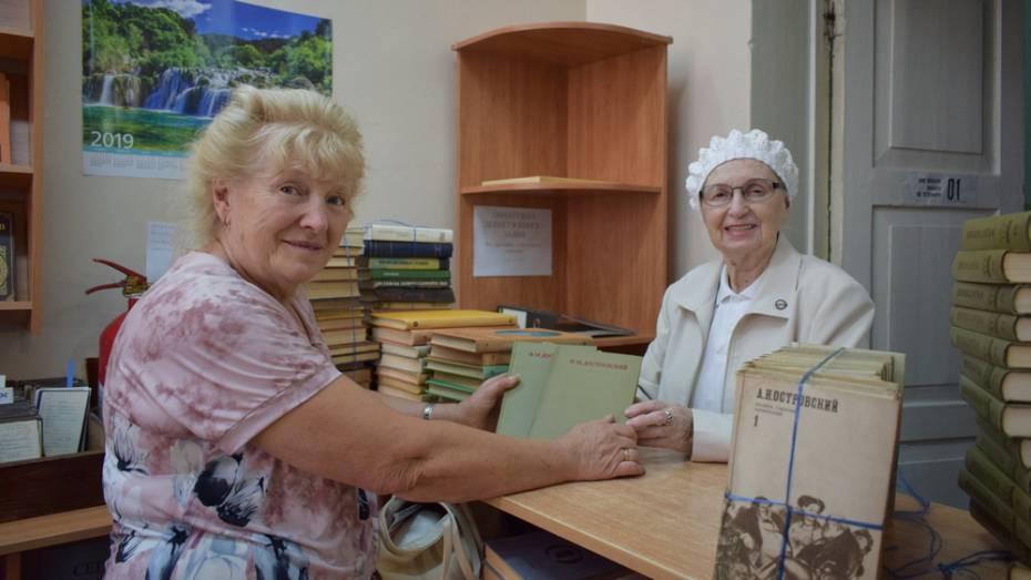 Борисоглебская семья подарила филиалу ВГУ 800 книг