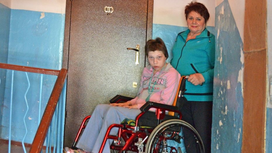 В Лисках установили съемный пандус в подъезде дома девушки-инвалида