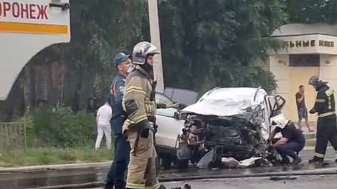 Водитель кроссовера погиб в Воронеже при лобовом столкновении с фурой