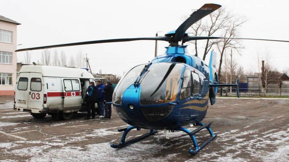 В Воронежской области вертолет приземлился на спортплощадке у школы