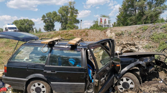 Два человека погибли в вылетевшем с дороги Volkswagen в Воронежской области