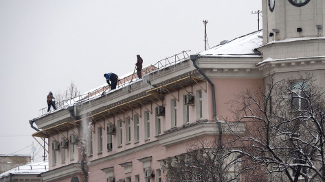 Крыши 2 тыс домов в Воронеже могут представлять опасность из-за схода снега и льда
