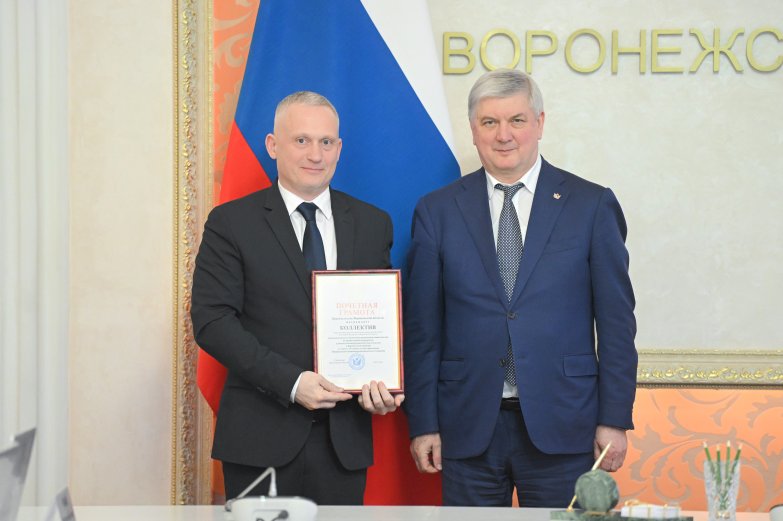 Губернатор награждает