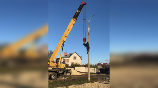 В Ленинском районе Воронежа начали монтаж светильников на лыжероллерной трассе