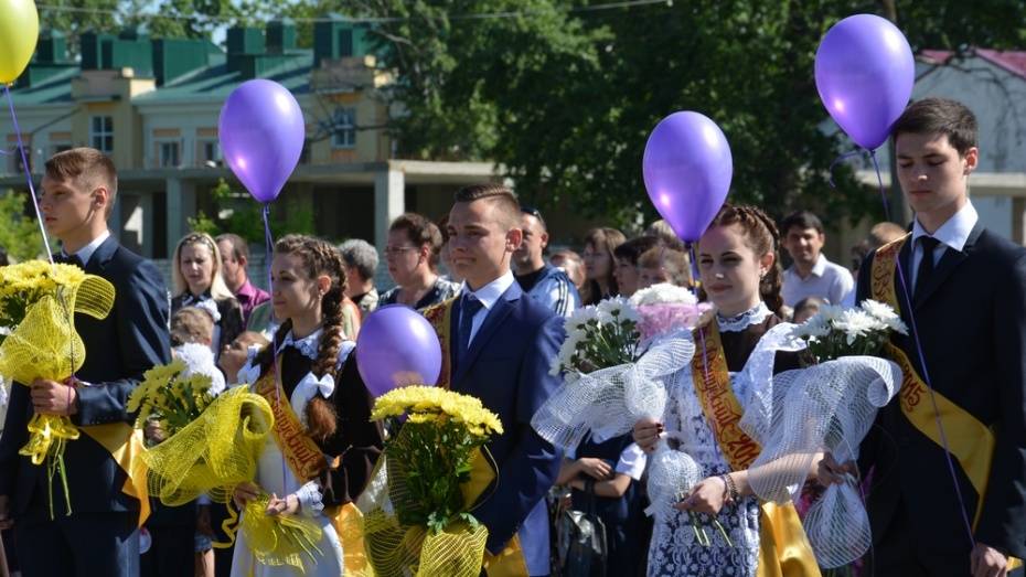 Региональные власти поздравили школьников Воронежской области с последним звонком
