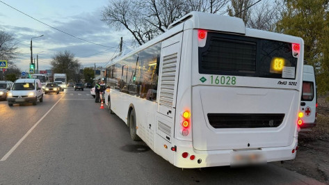 В Воронеже автобус №83 с пассажирами столкнулся с легковушкой: пострадали 4 человека