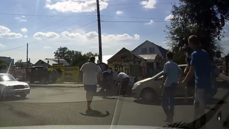 В Воронеже ДТП с перевернувшейся машиной попало на видео