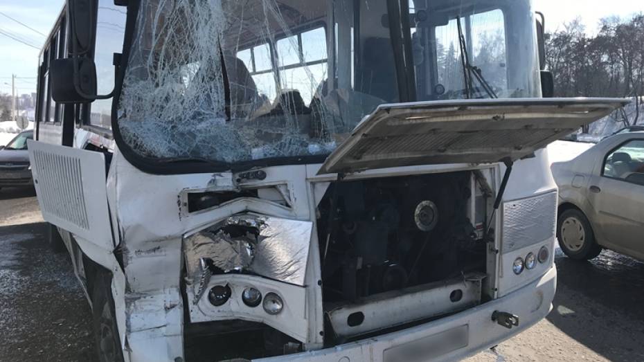 Две маршрутки столкнулись с грузовиком в Воронеже: 6 человек пострадали