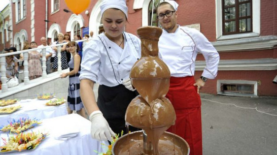 Воронежцев бесплатно накормили шоколадом