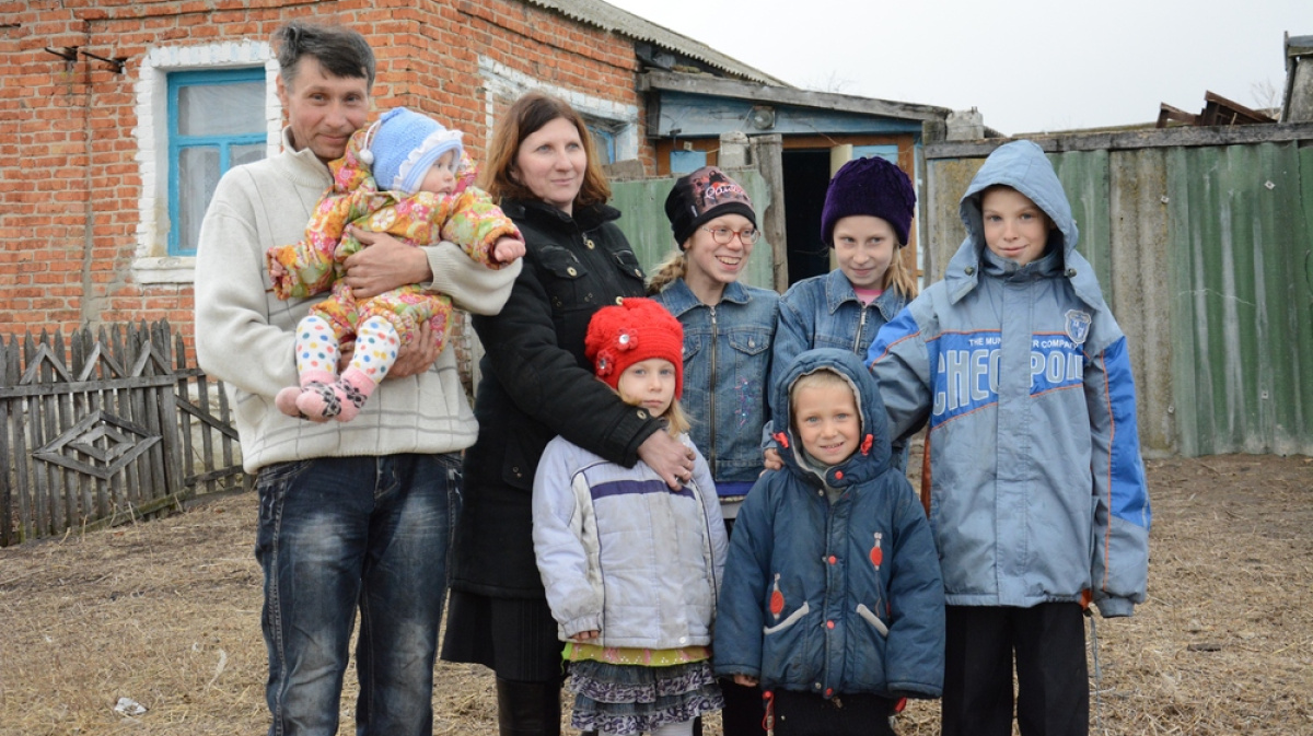 Многодетная деревенская жизнь. Многодетная семья. Многодетная семья в России. Поселок для многодетных семей. Многодетная семья в нищете.