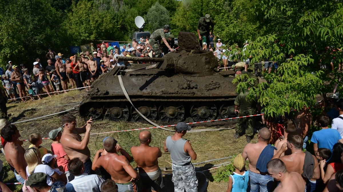 подняли со дна реки