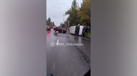 В Воронеже «Газель» влетела во встречный автомобиль и перевернулась: пострадали 2 человека