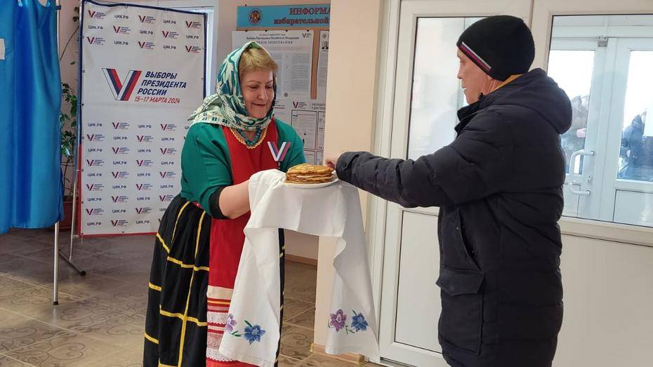 В Эртильском районе избирателей на выборах Президента РФ угощают блинами