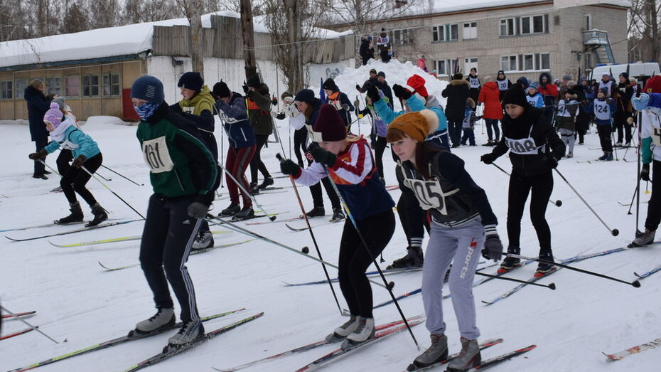 В Грибановке лыжная гонка и футбол в валенках собрали около 400 человек