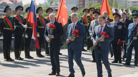 Александр Гусев возложил цветы к Могиле Неизвестного Солдата в Воронеже