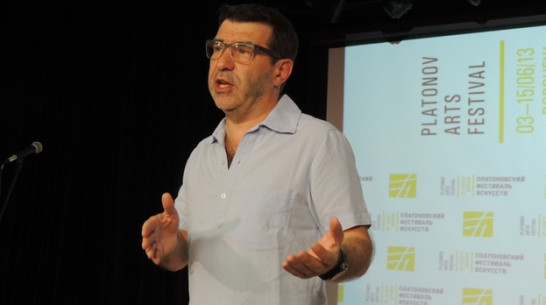 В Воронеже Евгений Гришковец рассказал, почему электронные книги засоряют мозги