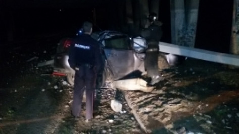 В Воронеже Mazda врезалась в опору ЛЭП: погиб водитель