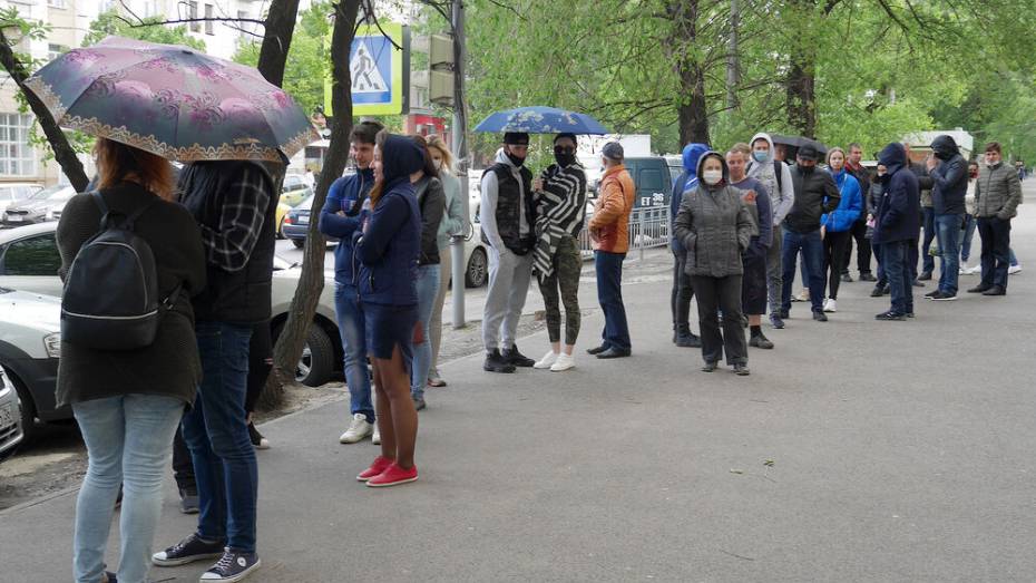 У отделений банков в Воронеже выросли очереди