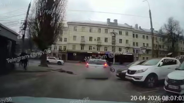 В Воронеже машина сбила ребенка на велосипеде: видео
